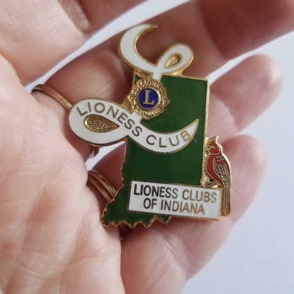 Vintage Lioness Club pin enamel brooch Gold tone metal Lions - Picture 7 of 8